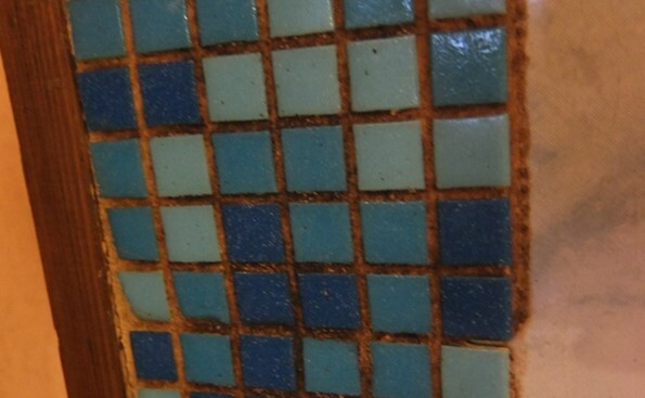 Вид мозаики с цементной затиркой через несколько лет эксплуатации во влажной зоне