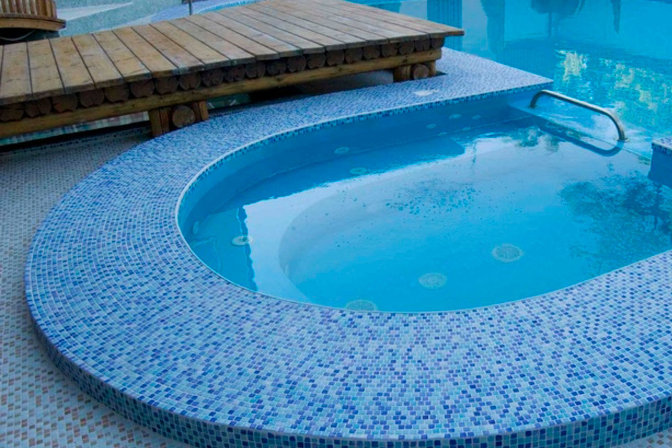 Отделка бассейна стеклянной мозаикой Отделка бассейна стеклянной мозаикой