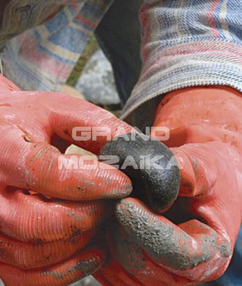 Отбор необходимой гальки Отбор необходимой гальки